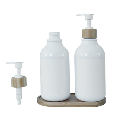 De witte Fles van de Badkamerslotion met Bamboepomp voor Shampoo en Lichaamswas