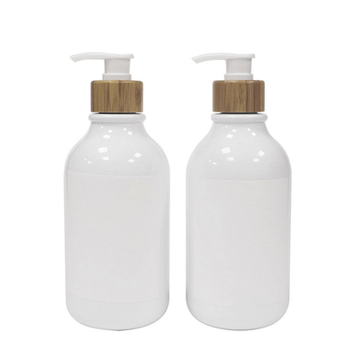 De witte Fles van de Badkamerslotion met Bamboepomp voor Shampoo en Lichaamswas
